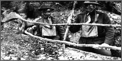 A scene from the first world war by an anonymous photographer. From 'la
recerche photographique'.